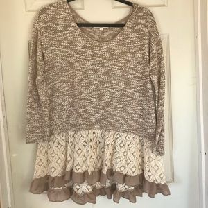 L adorable top with lace details.